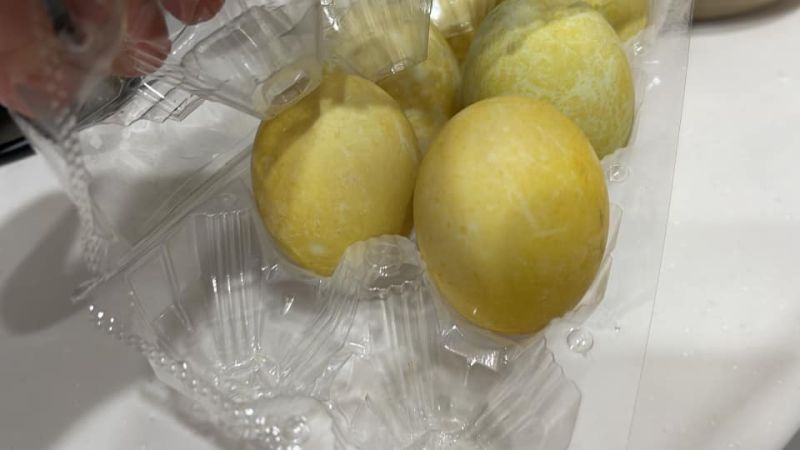 ▲網友分享，使用雞蛋製成的黃金皮蛋外觀。（圖／取自《爆廢公社》留言）