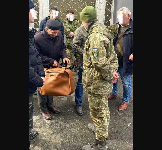烏克蘭8旬翁提1只皮箱「堅持參戰」　背後原因令人鼻酸
