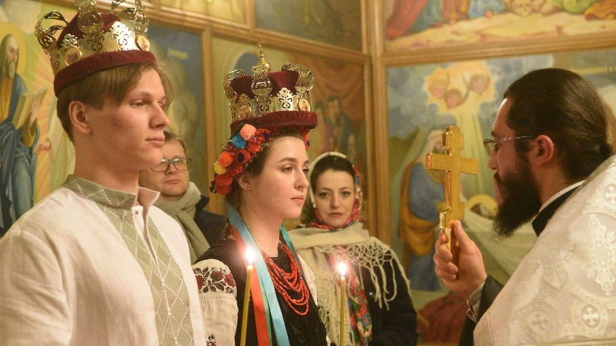 ▲烏克蘭戀人亞利娜和斯維亞托斯拉在戰火中完婚。（圖／翻攝自臉書）