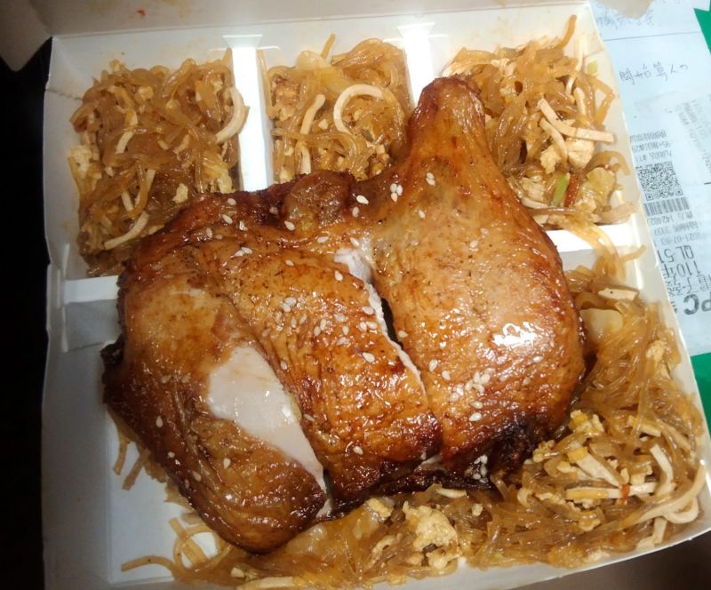 ▲原PO分享，朋友要求將便當內的飯、配菜都換成冬粉，許多老饕紛紛喊讚。（圖／翻攝自爆廢公社）