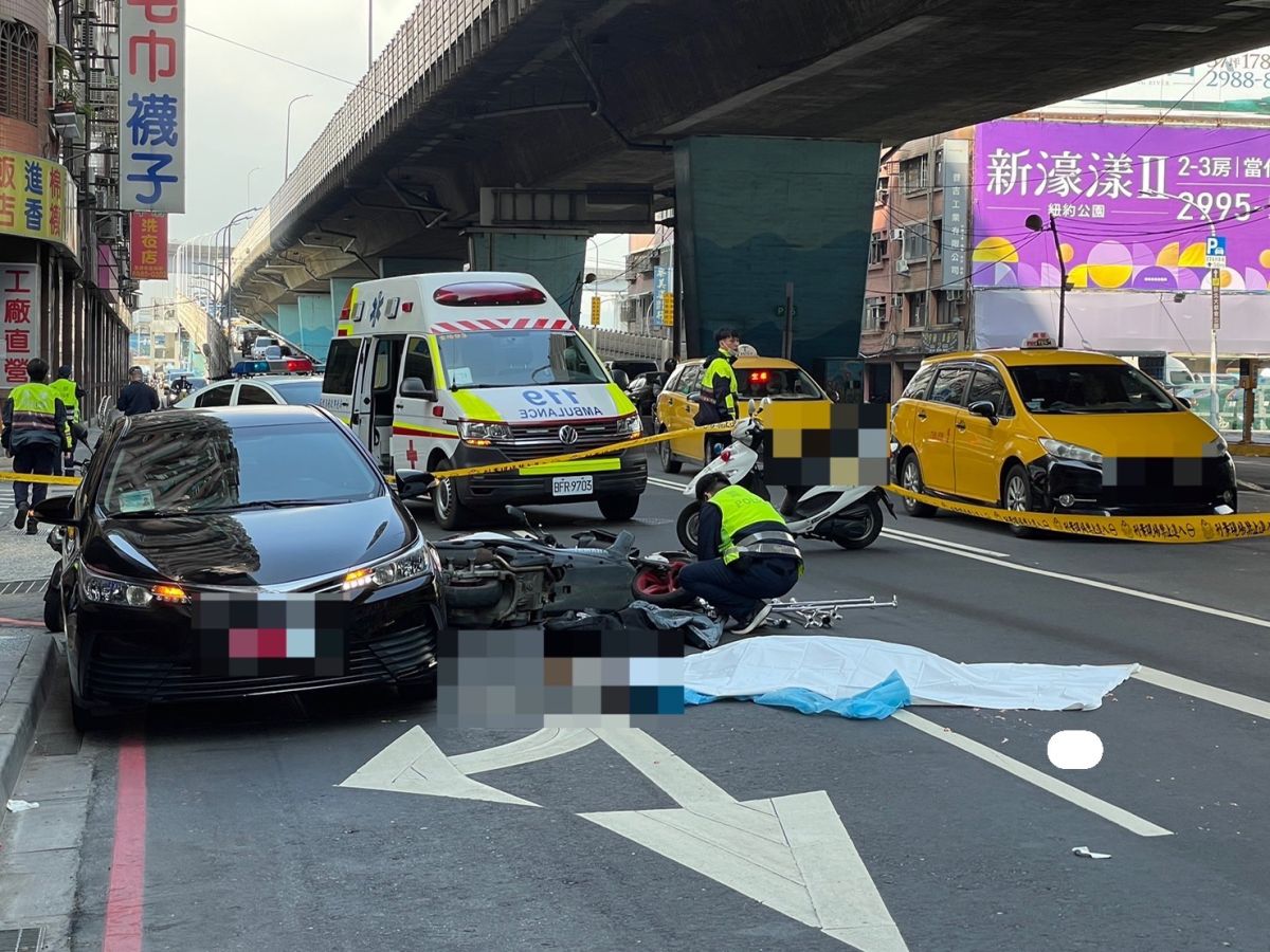 ▲騎士摔倒後遭砂石車輾過頭部，當場慘死，警方在現場拉起封鎖線。（圖／翻攝畫面）