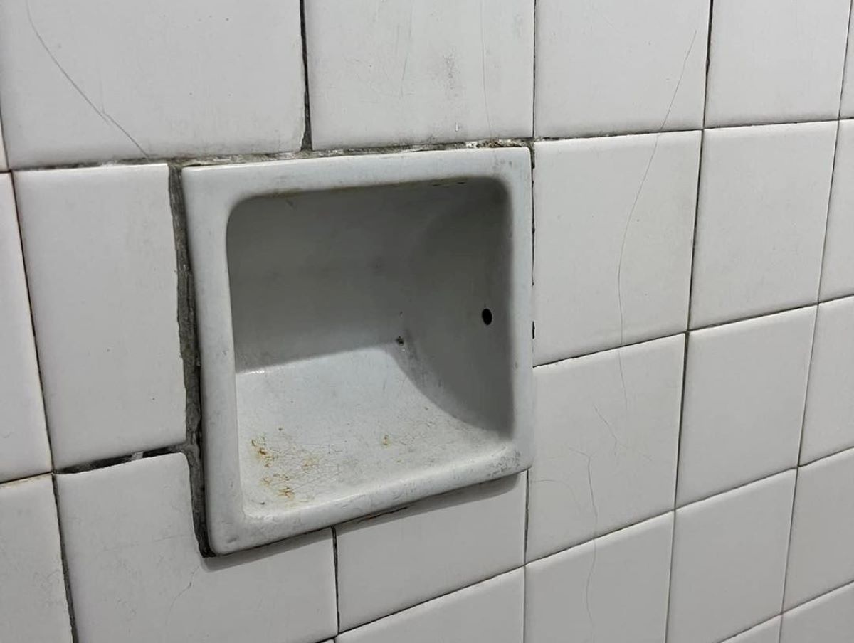 ▲一名女網友在老房子浴室牆上發現神秘小凹槽，而引來行家揭開真正用途。（圖／翻攝爆料公社臉書粉專）
