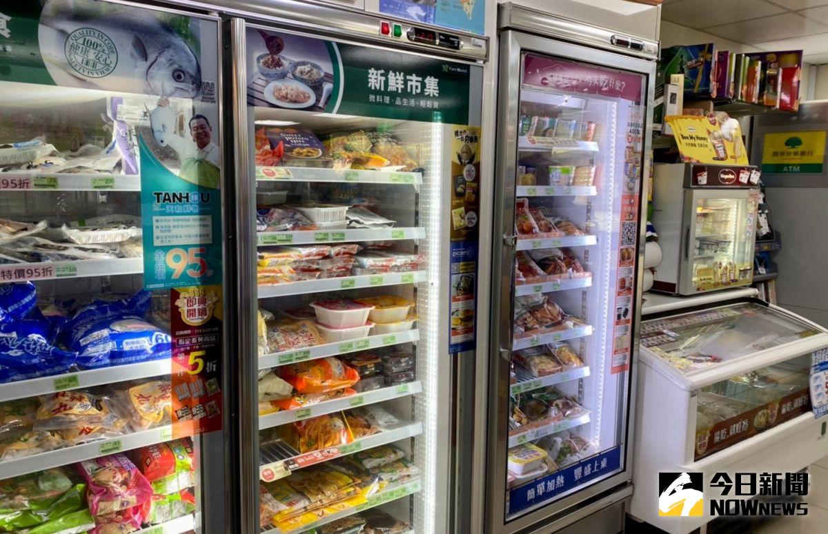 ▲超商除了開架式冷藏食品可以現場微波，「某一區」的商品也有直接加熱服務。（圖／記者黃韻文攝）