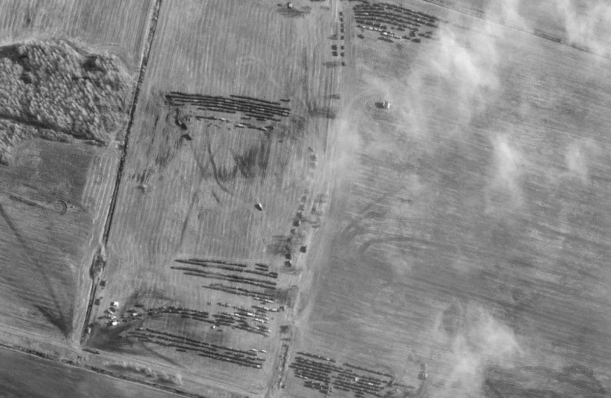 ▲最新衛星影像顯示，白俄羅斯南部有好幾起大型部署行動，出現地面部隊與約150架運輸直升機。（圖／翻攝自法新社）