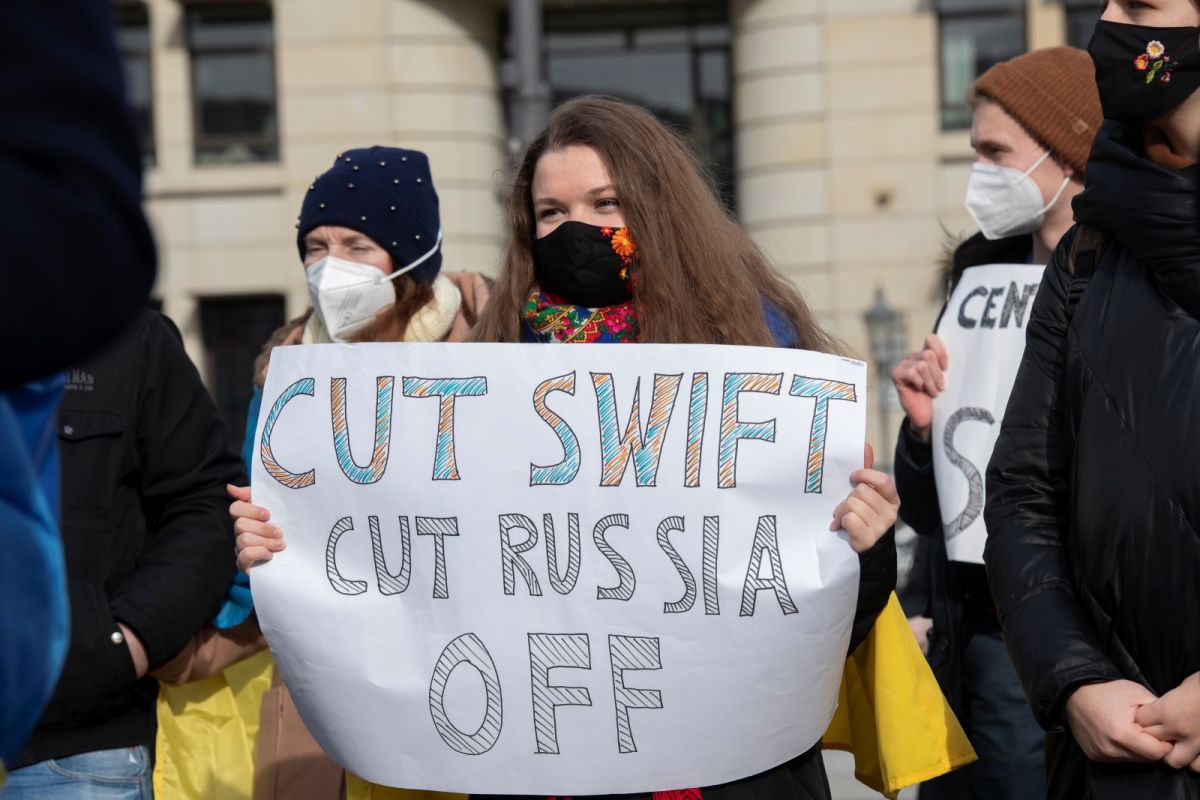 俄羅斯恐遭逐出SWIFT　法人：打亂金融股多頭氣勢
