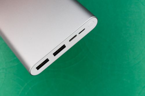 ▲廢棄的行動電源，不可直接丟進垃圾車，若未按照規定回收，可依《廢棄物清理法》處新台幣1200至6000元罰鍰。（示意圖／取自unsplash）