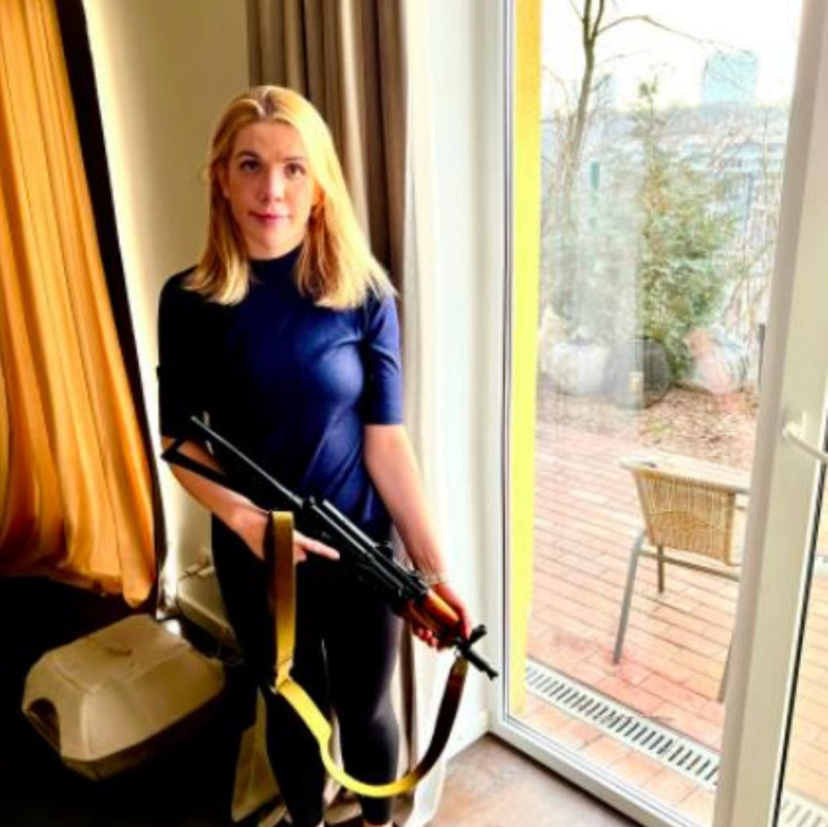 烏克蘭女議員持AK-47：俄軍壓境是舉槍學扣扳機之時
