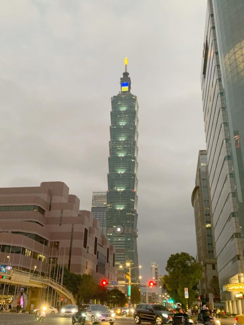 台北101點燈秀 烏克蘭國旗色 祈願世界和平 Beanfun
