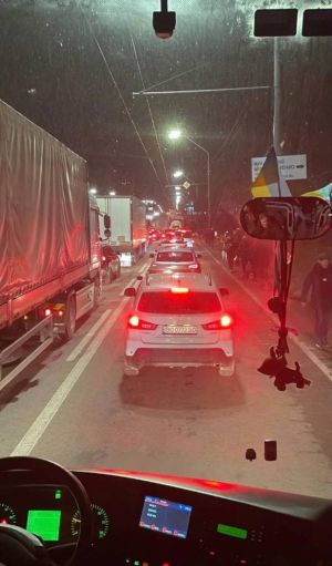 ▲撤僑專車自基輔啟程前往西烏地區的公路壅塞情形。（圖／外交部）