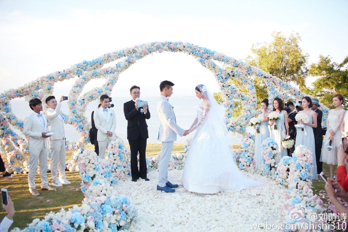 ▲吳奇隆（中）和劉詩詩2015年在峇里島舉行世紀浪漫婚禮。（圖／翻攝劉詩詩微博）