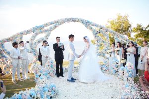 ▲吳奇隆(中)和劉詩詩2015年在峇里島舉行世紀浪漫婚禮。翻攝劉詩詩微博