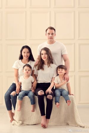 馬雅舒 ▲馬雅舒(左)和洋老公結婚12年,和繼女與自己生的一對兒女一家五口生活美滿。翻攝馬雅舒微博