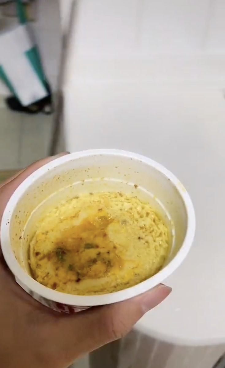▲網友分享泡麵加蛋隱藏吃法，直接利用湯底做成蒸蛋，引發討論。（圖/Tik Tok@jfish235）
