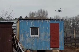 ▲日前Andrea的影片中可看見好幾台俄羅斯軍用直升機在收容所上空飛行。（圖／FB帳號Andrea Cisternino）