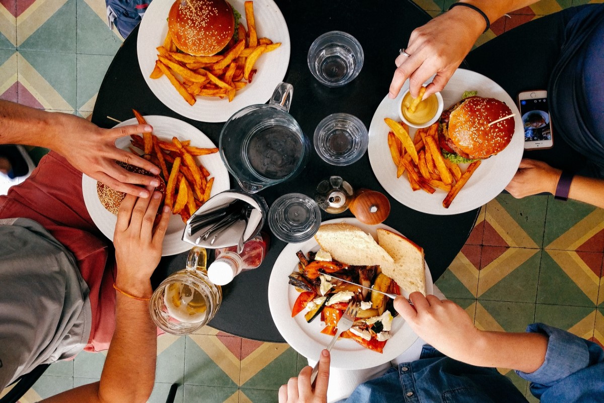 ▲不少民眾喜歡三五好友一起相約去吃飯，人數一多勢必得要訂位。（示意圖，非當事人／取自pixabay）