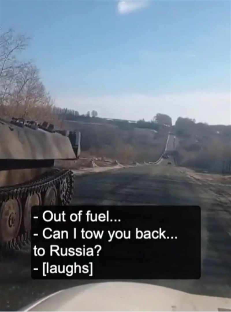 ▲烏克蘭民眾在路上巧遇沒油的俄軍坦克，雙方互動掀起熱議。（圖/推特＠aliostad）