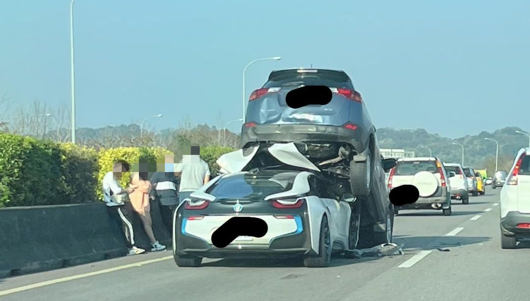 國道1號5車追撞　BMW i8直衝休旅車底！千萬油電超跑殞落
