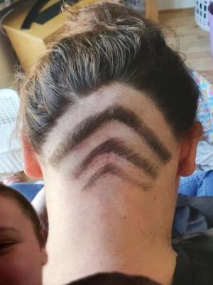 ▲沒想到先生剪出的髮型不僅跟原圖差太多，還被網友笑說是一排「Wi-Fi」！（圖／TikTok帳號charlee996）