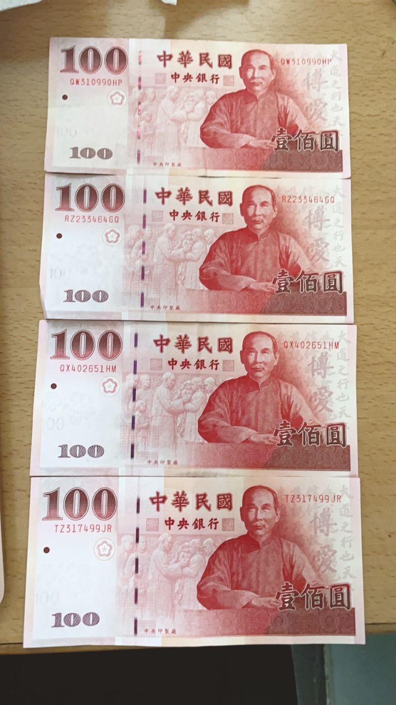▲百元鈔票的防偽線本來就有不同位置的情況，並非是印歪，更不是什麼稀世珍寶。（圖/記者張嘉哲攝）