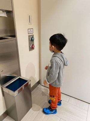 ▲親子廁所讓廁所門能瞬間開的「邪惡按鈕」讓許多家長相當頭疼,就連小兒科名醫陳木榮也差點中招!(圖/翻攝自臉書粉專《柚子醫師的育兒診療室》) ▲親子廁所讓廁所門能瞬間開的「邪惡按鈕」讓許多家長相當頭疼,就連小兒科名醫陳木榮也差點中招!(圖/翻攝自臉書粉專《柚子醫師的育兒診療室》)