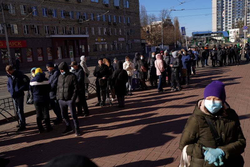 ▲烏克蘭國防部副部長馬里亞爾（Ganna Maliar）2日表示，繼入侵的俄羅斯部隊從首都基輔（Kyiv）附近若干主要城鎮撤退後，烏克蘭已重新掌控「整個基輔地區」。圖為民眾湧入市區內各地超市排隊購物。（圖／美聯社）
