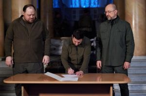 ▲烏克蘭總統澤倫斯基（中）與總理史米加（Denys Shmygal，右）、國會議長斯特凡楚克（左）正式簽署申請加入歐盟的文件。（圖／取自總理史米加推特）