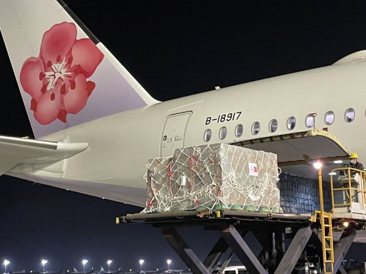 挺烏克蘭！台灣援贈27噸人道醫療物資啟運
