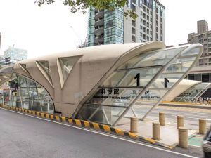 科博館打造城市新地標 臺灣大道5月將出現「大暴龍」 ▲國立自然科學博物館認養台灣大道科博館候車站亭現況,五月將有新風貌,民眾拭目以待。(圖/科博館提供)