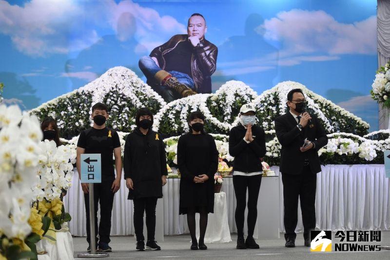 ▲明金成遺孀Patty（中）和其他家屬謝謝所有親朋好友前來告別式。（圖／記者陳明安攝）