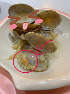 ▲網友享用蛤蜊時意外吃到豆蟹。（圖／翻攝爆廢公社公開版臉書）