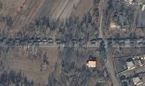 ▲美國太空科技公司馬薩爾科技27日所公布的衛星照片顯示，烏克蘭基輔州（Kyiv）伊萬基夫（Ivankiv）區的東北方，集結了大量裝甲車地面部隊。（圖／美聯社）