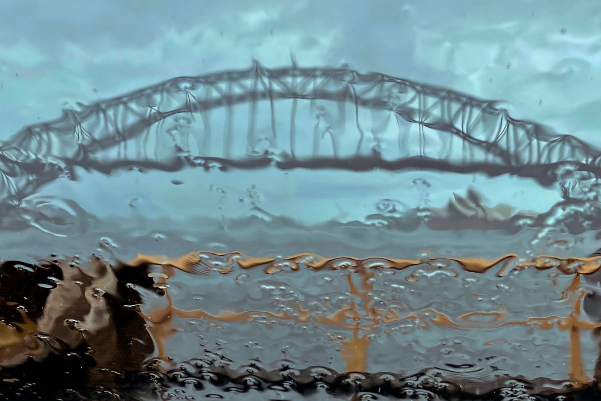 ▲澳洲當局今天表示，襲擊東岸的強烈天氣系統正緩慢向南移至人口第一大州新南威爾斯州，雪梨居民未來兩天必須為大雨可能引發暴洪做好準備。（圖／美聯社／達志影像）