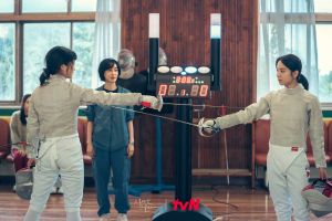 ▲《二十五,二十一》下集,金泰梨(左)跟苞娜將爭奪亞運擊劍金牌。(圖/tvN) ▲《二十五,二十一》下集,金泰梨(左)跟苞娜將爭奪亞運擊劍金牌。(圖/tvN)
