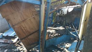 ▲嘉義爆竹工廠火災後牆面坍塌。（圖／翻攝畫面）