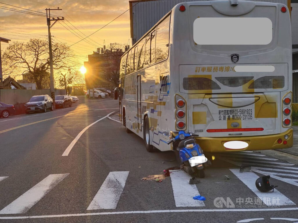 ▲苗栗縣後龍鎮新港一路與頂椅九街路口1日傍晚發生車禍事故，一名男子騎機車衝撞停在路旁的大客車，造成頭部重創及顱底骨骨折，已送醫急救。中央社記者管瑞平攝 111年3月1日