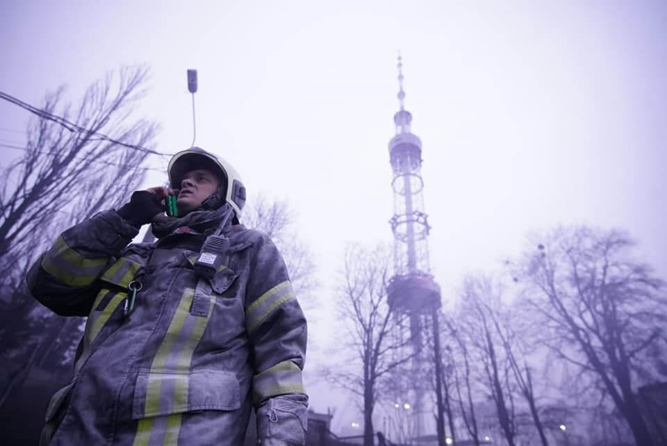 ▲基輔電視塔1日遭到火箭攻擊，造成5名平民喪生，圖為趕抵現場的應急人員。（圖／翻攝自MNS.GOV.UA臉書）