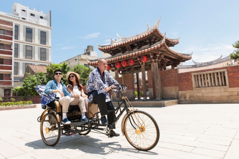 ▲來一趟鹿港搭乘全台僅存的人力三輪車，吃遍道地小吃。（圖／雄獅旅遊提供）