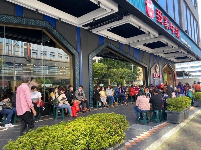 ▲中和旗艦店「我家牛排」每到用餐時段總是人潮滿滿，80道buffet菜色讓老饕愛不釋手。（圖/Dcard）