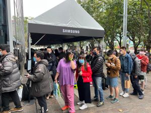 ▲三星S22系列今(2)日是預購取貨首日,買氣驚人,不只超越上一代,氣勢直逼iPhone開賣。(圖/記者周淑萍攝) ▲三星S22系列買氣驚人,不只超越上一代,氣勢直逼iPhone開賣。(圖/記者周淑萍攝)