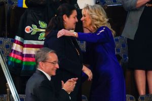 ▲烏克蘭大使瑪卡羅娃（Oksana Markarova）今天也受邀坐在美國第一夫人吉兒．拜登（Jill Biden）貴賓席；在拜登介紹她時，全場起立並響起熱烈掌聲，吉兒也給她溫暖的擁抱。