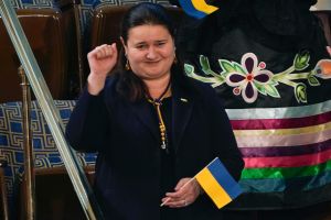 ▲烏克蘭大使瑪卡羅娃（Oksana Markarova）出席拜登國情咨文演說，並與第一夫人吉兒坐在第一排。（圖／美聯社）