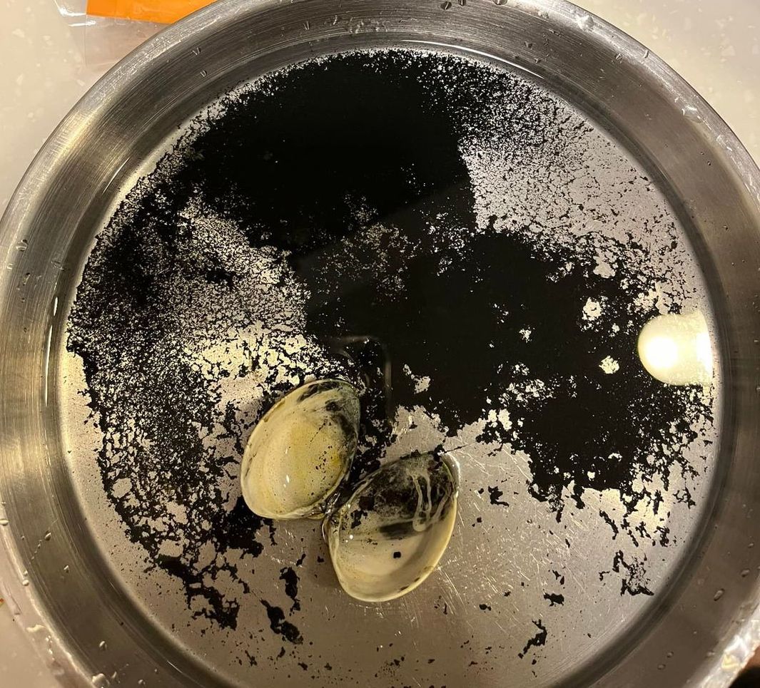 ▲網友稱他買全聯蛤蜊吐沙6小時，下鍋煮仍瞬間染黑湯鍋。圖為示意，非當事蛤蜊。（示意圖／翻攝自我愛全聯－好物老實說）