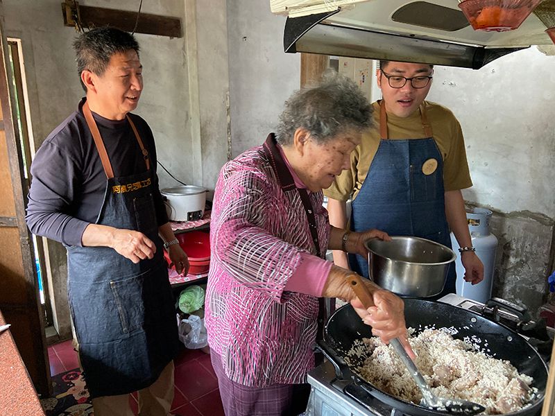 在地職人透過數位學習與店家合作推廣麻油傳承麻油米糕
