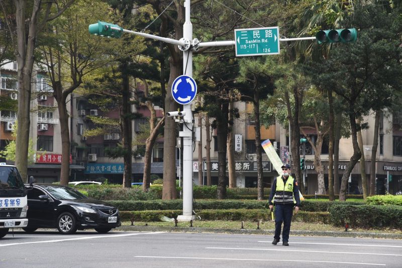 ▲全台大停電,導致交通打結。(圖/NOWnews攝影中心)