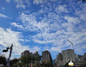 天空 雲朵 晴天 空氣(圖/記者許若茵攝,2022.1.1) ▲鋒面北移!今(13)日天氣轉晴,高溫飆36度,各地仍有陣雨。(圖/記者許若茵攝,2022.1.1)
