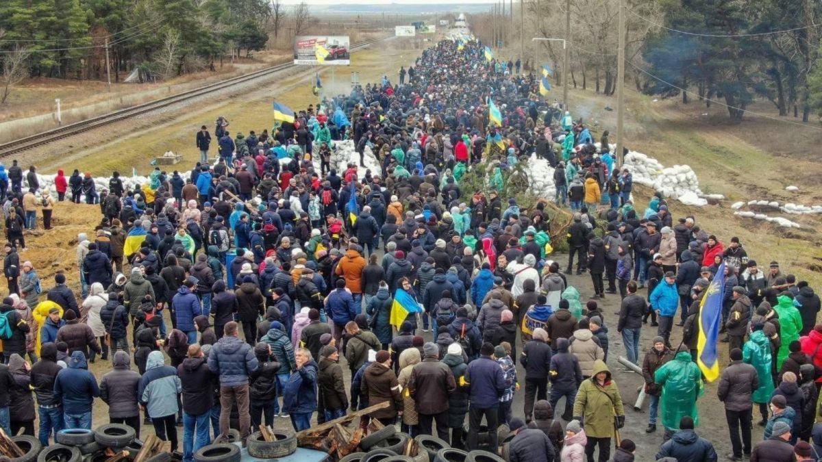 ▲數百名烏克蘭人2日聚集在紮波羅熱核電廠附近，希望能用自己的力量延緩、阻止俄國軍隊接近該座核電廠。（圖／翻攝自美國國家民主基金會推特）