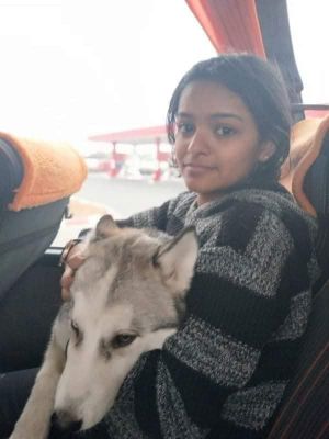 ▲Arya緊緊抱著一臉疲憊的Saira，準備一起返回印度。（圖／FB帳號V Sivankutty）
