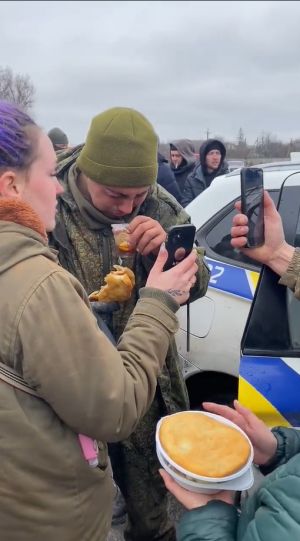 ▲▲烏克蘭平民提供棄械後的俄國士兵熱茶與食物，還讓他能打視訊電話回家給母親。（圖／翻攝自《Global News》推特）