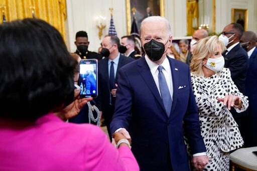 ▲美國第一夫人吉兒．拜登（Jill Biden）在與拜登聯袂出席國情咨文演講時，配戴繡有向日葵圖案的口罩。（圖／美聯社）