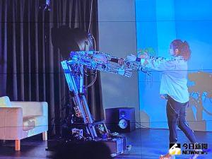 ▲曾獲臺北美術獎首獎的王連晟，新作《客廳》藉由表演者和機器人賽博格共舞，窺見賽博格的未來日常想像。(圖／記者金武鳳攝，2022.3.3)
